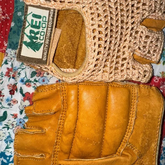 Vintage REI Tan Crochet Fingerless Gloves - Picture 6 of 6